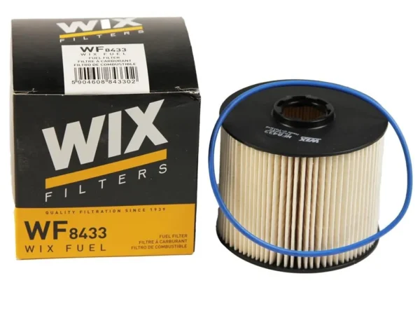 The FORD MONDEO/FOCUS fuel filter WCF231 offers compatibility with both MONDEO and FOCUS models. It features a pleated design and blue gasket, similar to the interchangeable filters WF8433 and PU927x, and is packaged securely.