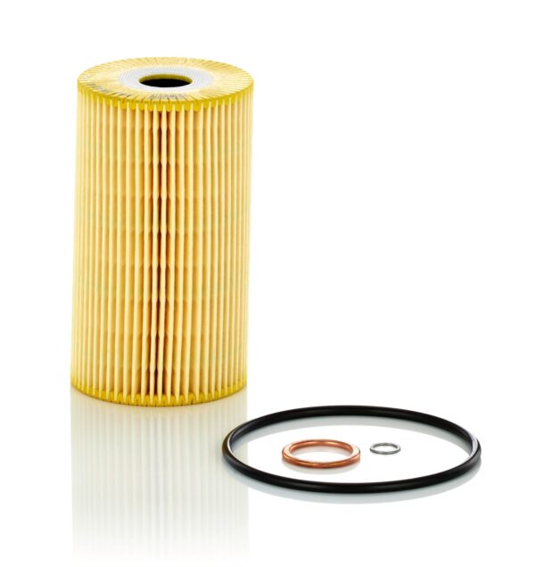 The HU 932/4X UNIMOG oil filter, featuring yellow pleats, comes bundled with a black rubber O-ring, a copper washer, and a small gray washer on a reflective surface. Perfect for maintaining your UNIMOG.